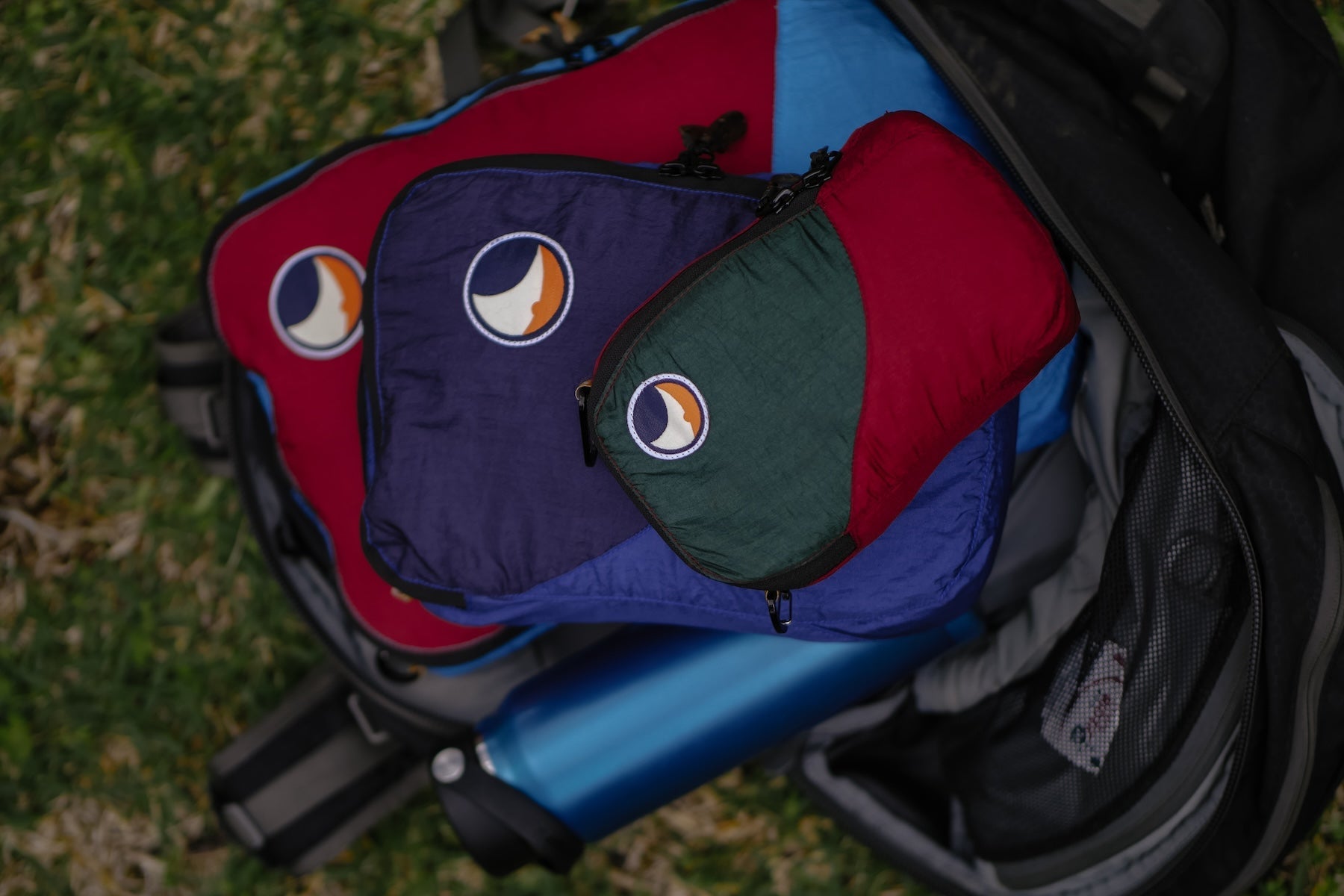 Travel Cubes in verschiedenen Farben ordentlich in einem Rucksack verstaut, ideal zum organisierten Packen unterwegs.