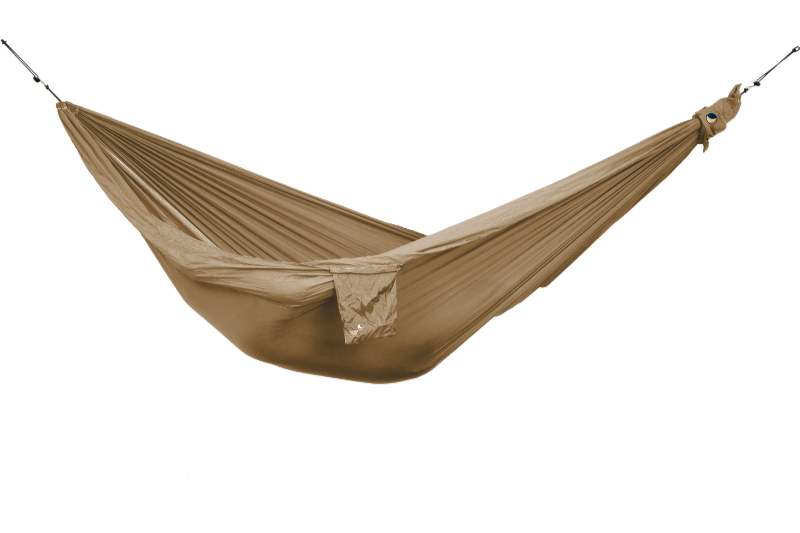 Einzel-Hängematte aus leichtem Nylon, freigestellt, in seitlicher Ansicht. Die Hängematte ist aufgespannt und gut gefüllt sichtbar.