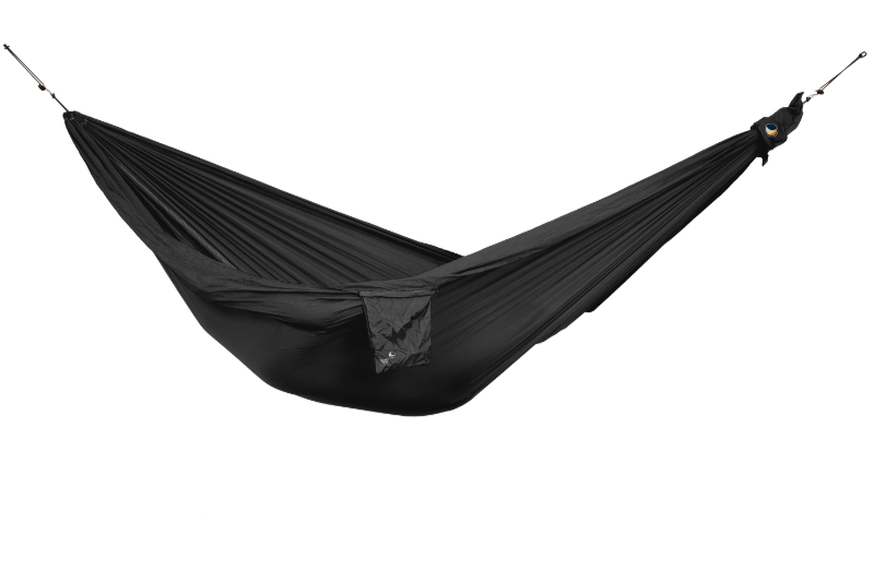 Einzel-Hängematte aus leichtem Nylon in der Farbe Schwarz, freigestellt, in seitlicher Ansicht. Die Hängematte ist aufgespannt und gut gefüllt sichtbar.