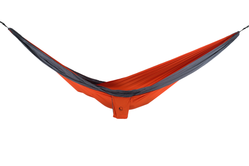 Freigestellte TRAVEL HAMMOCK HONEYMOON in Orange mit grauem Rand, angenähter Seitentasche und rundem Logo.