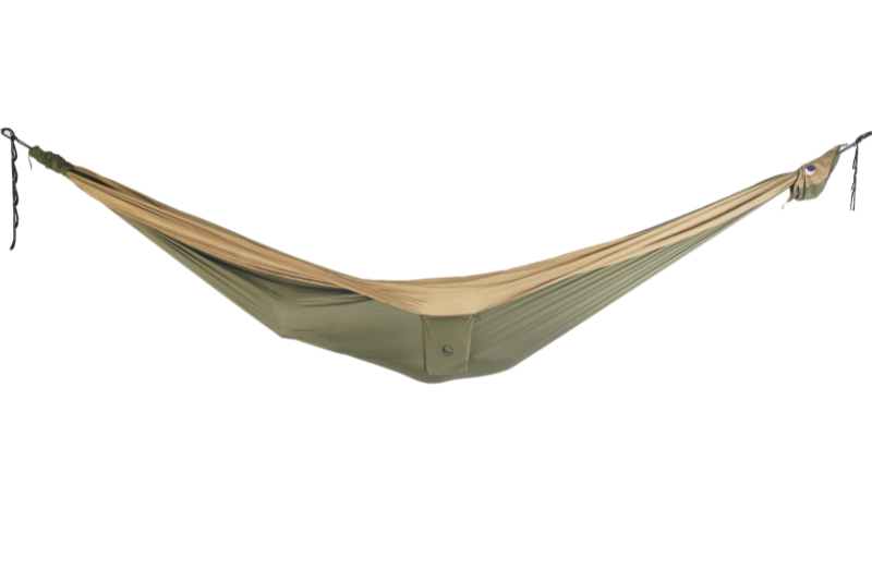 Freigestellte TRAVEL HAMMOCK Honeymoon in Sand und Khaki – extragroße Hängematte für Paare oder entspannte Momente in der Natur.
