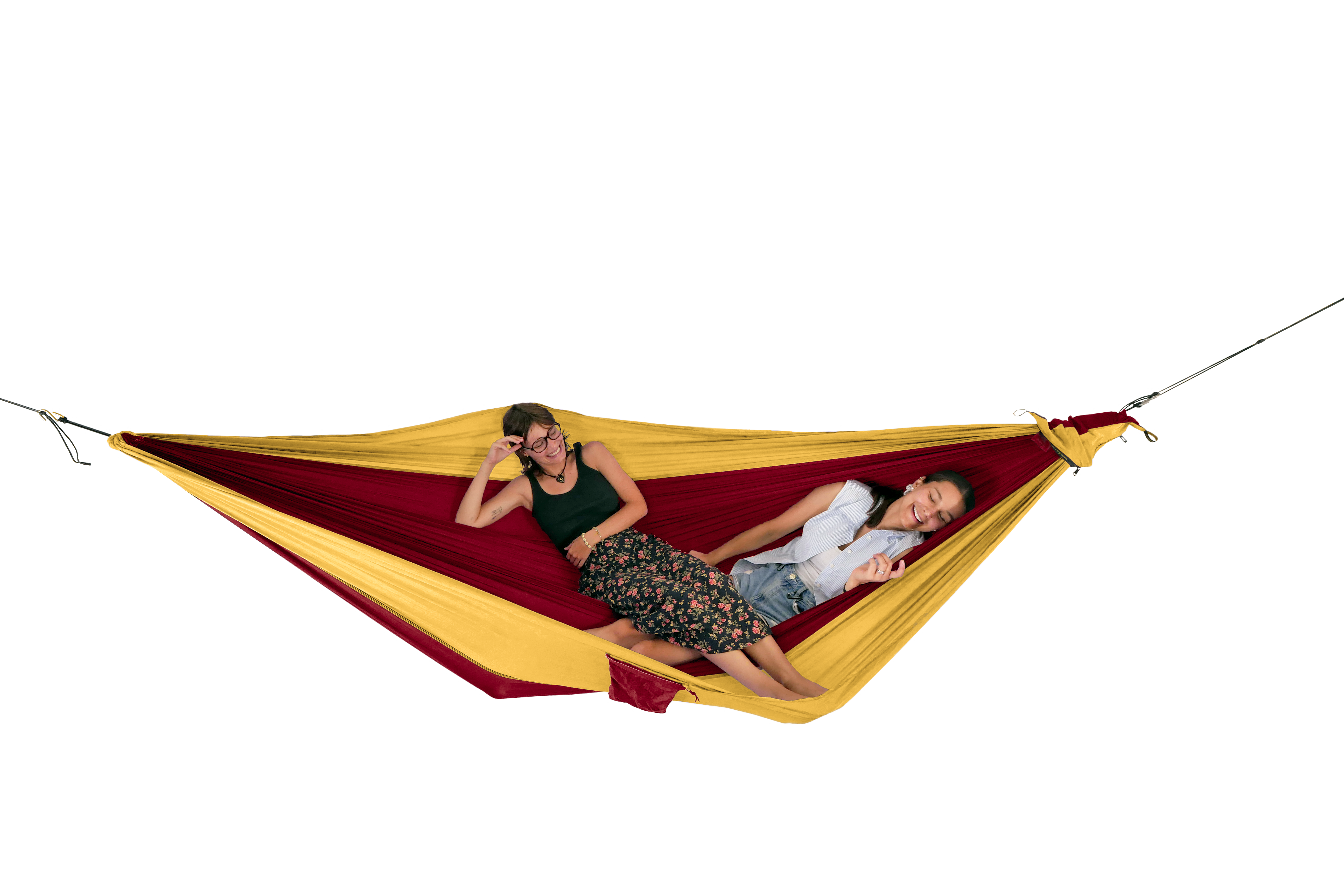 Zwei Personen entspannen in einer TRAVEL HAMMOCK Original in Burgund-Gelb – bequemes Hängemattenfeeling für zwei.