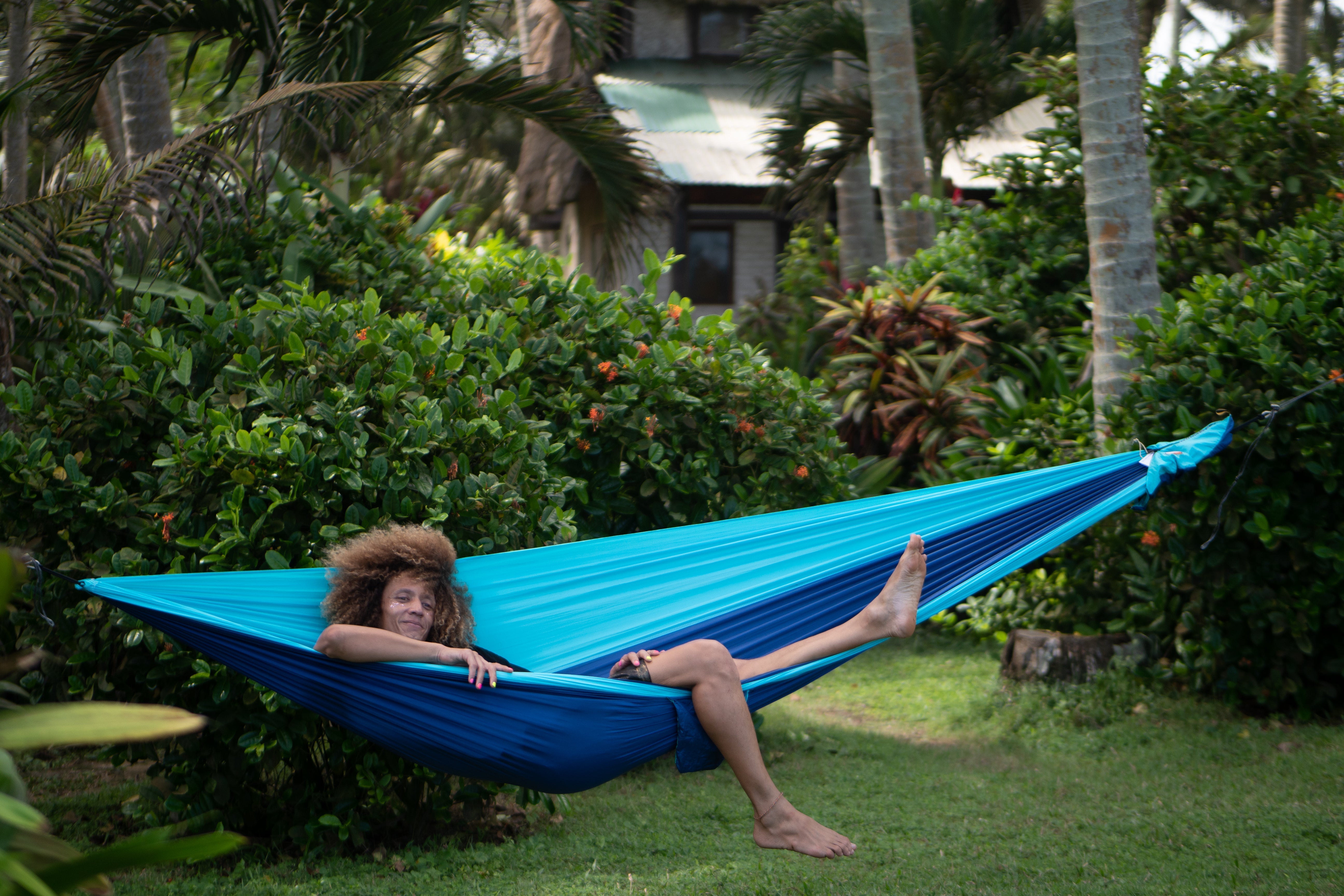 TRAVEL HAMMOCK Original in Türkis-Blau im tropischen Garten – bequemes Entspannen unter Palmen.