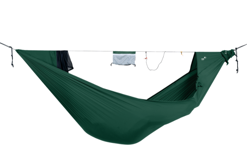 Grüne Travel Hammock Pro mit aufgespanntem Ridgeline und aufgehängtem Zubehör wie Beutel und Kleidung – freigestellt auf transparentem Hintergrund.