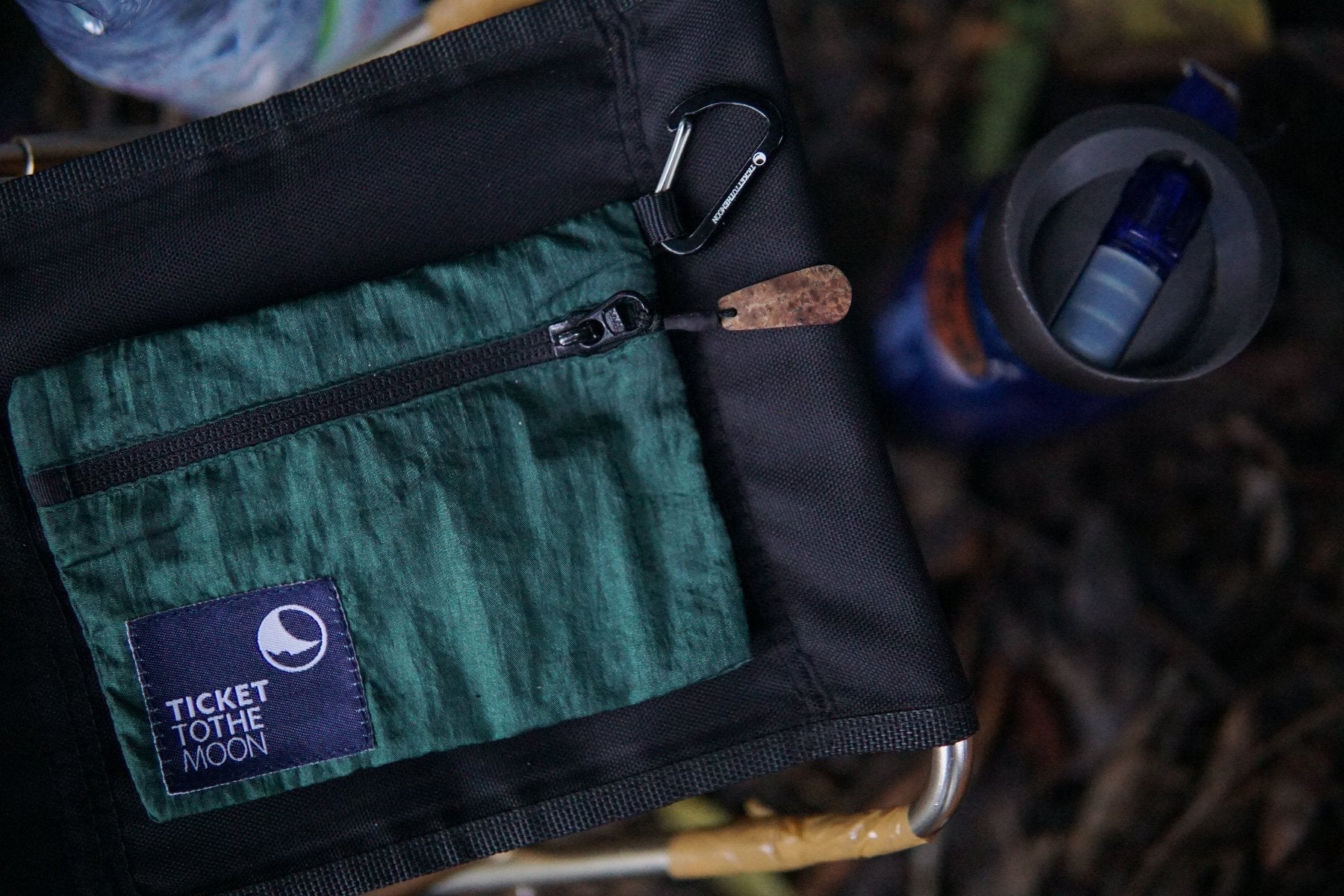 Grünes Travel Wallet von Ticket to the Moon im Outdoor-Einsatz auf einem Stuhl liegend