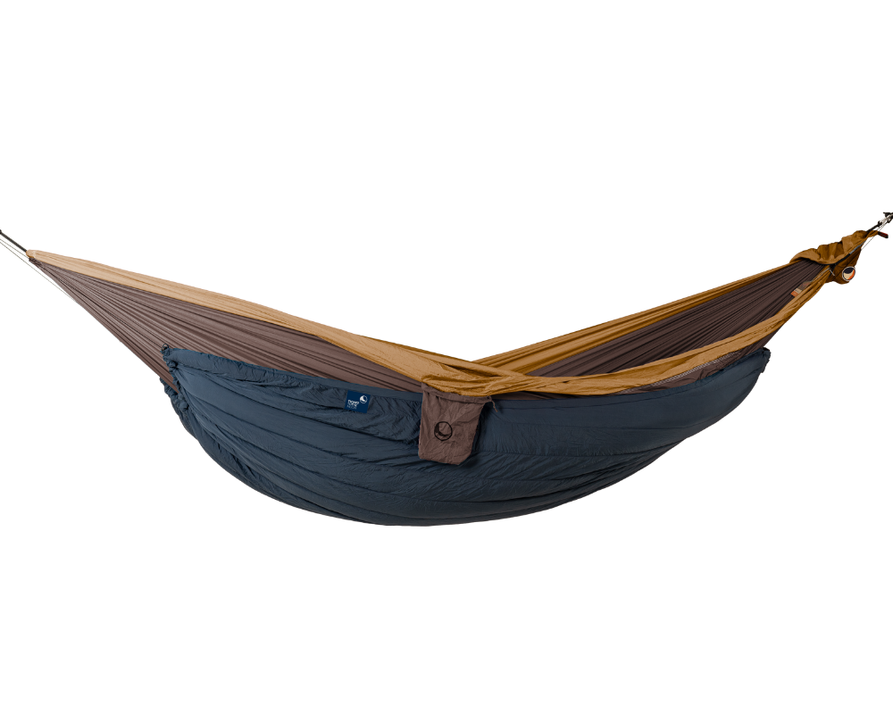 Freigestellte TTTM Hängematte in Braun-Gold mit dunkelgrauem Underquilt – stilvoll und funktional für Outdoor-Abenteuer bei jedem Wetter