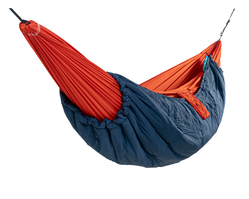 Freigestellte TTTM Hängematte in Orange mit blauem Underquilt – ideal für kühle Nächte beim Camping und Trekking
