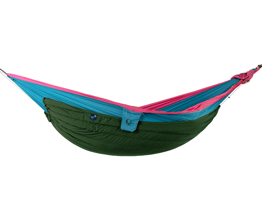 Freigestellte TTTM Hängematte in Pink und Türkis mit grünem Underquilt – auffällige Farbkombination für stilvolle Outdoor-Abenteuer