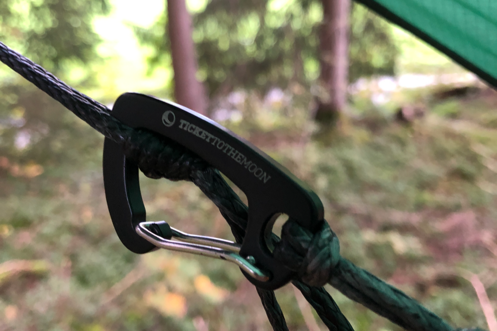 Leichter TTTM Karabiner zur Aufhängung einer Hängematte im Wald – sicher und stabil befestigt am Seil
