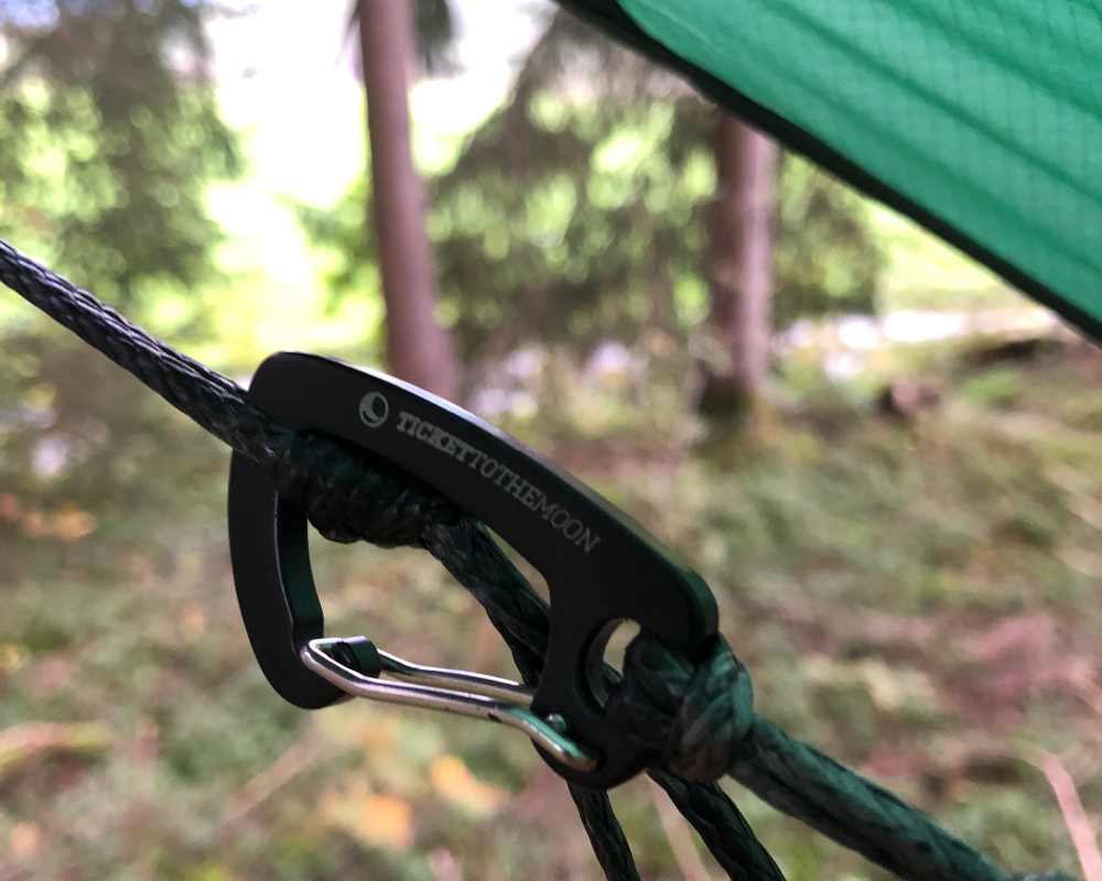 Leichter TTTM Karabiner zur Aufhängung einer Hängematte im Wald – sicher und stabil befestigt am Seil