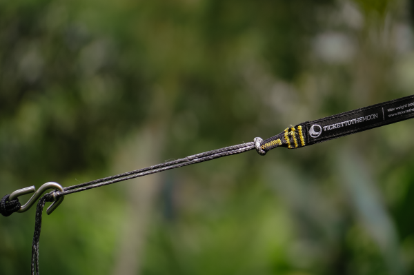 Detailaufnahme einer Verbindung von Ticket to the Moon Lightest Straps mit einem Haken – sicheres, ultraleichtes Setup für Hängematten