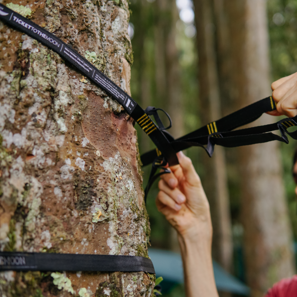 Anbringen der TTTM Moonstrap an einem Baum – baumschonende Hängematten-Aufhängung mit Schlaufen im Outdoor-Einsatz