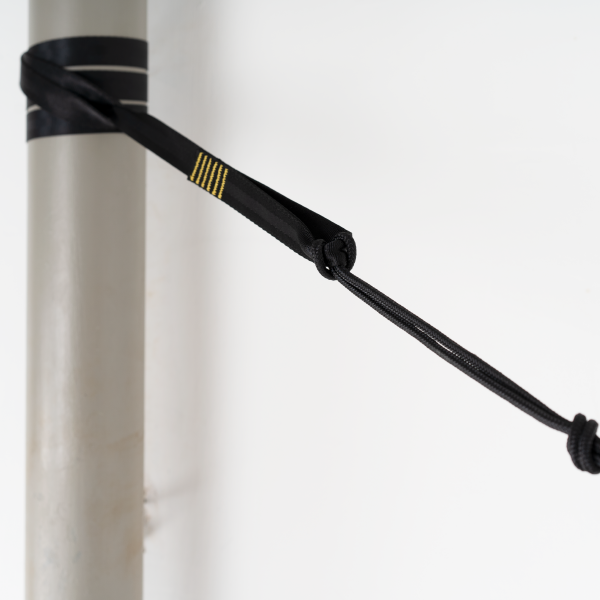 Detailaufnahme der TTTM Moonstrap-Aufhängung an einem Metallpfosten – sichere, baumschonende und robuste Befestigungslösung für Hängematten
