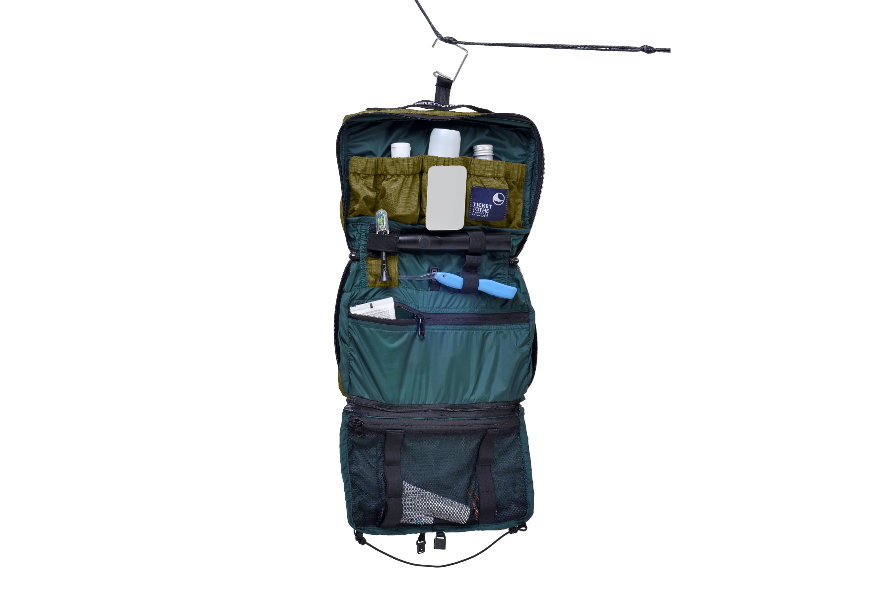 Geöffnete und befüllte Washbag von Ticket to the Moon, aufgehängt an einer Schnur – gefüllt mit Hygieneartikeln, Spiegel, Taschenmesser und Werkzeug – vielseitig einsetzbar für Reisen und Outdoor-Abenteuer.