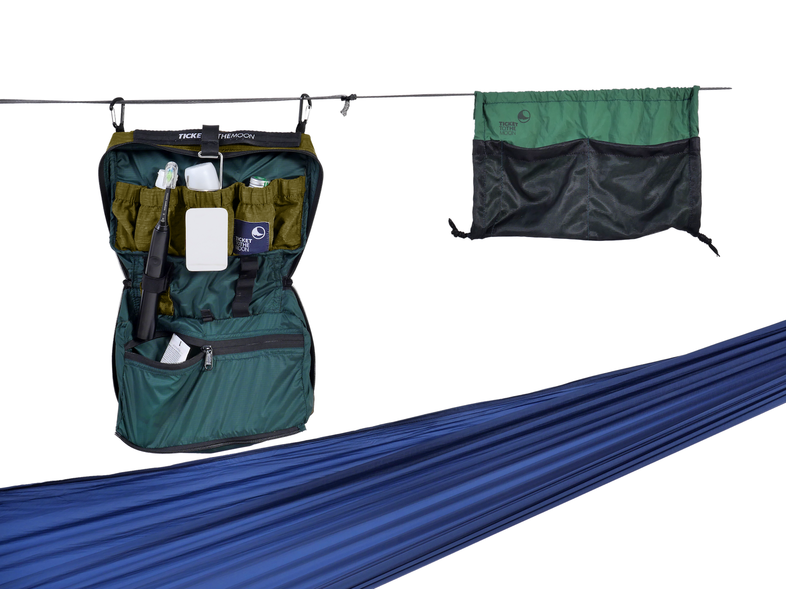 Washbag und Gear Loft von Ticket to the Moon nebeneinander an einer Leine aufgehängt, unterhalb eine blaue Hängematte – kompakte Organisation für Hygiene- und Ausrüstungsgegenstände beim Campen oder Trekking.