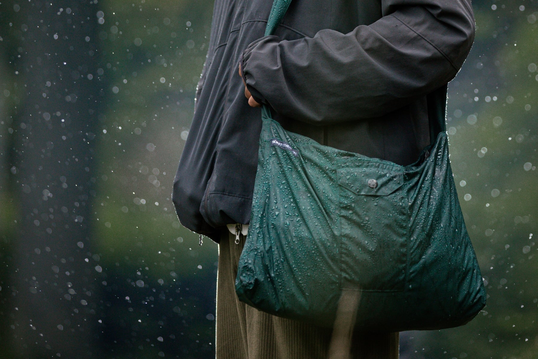 ZIPPER BAG 10L - Shoulder bag with zipper made of water-repellent material