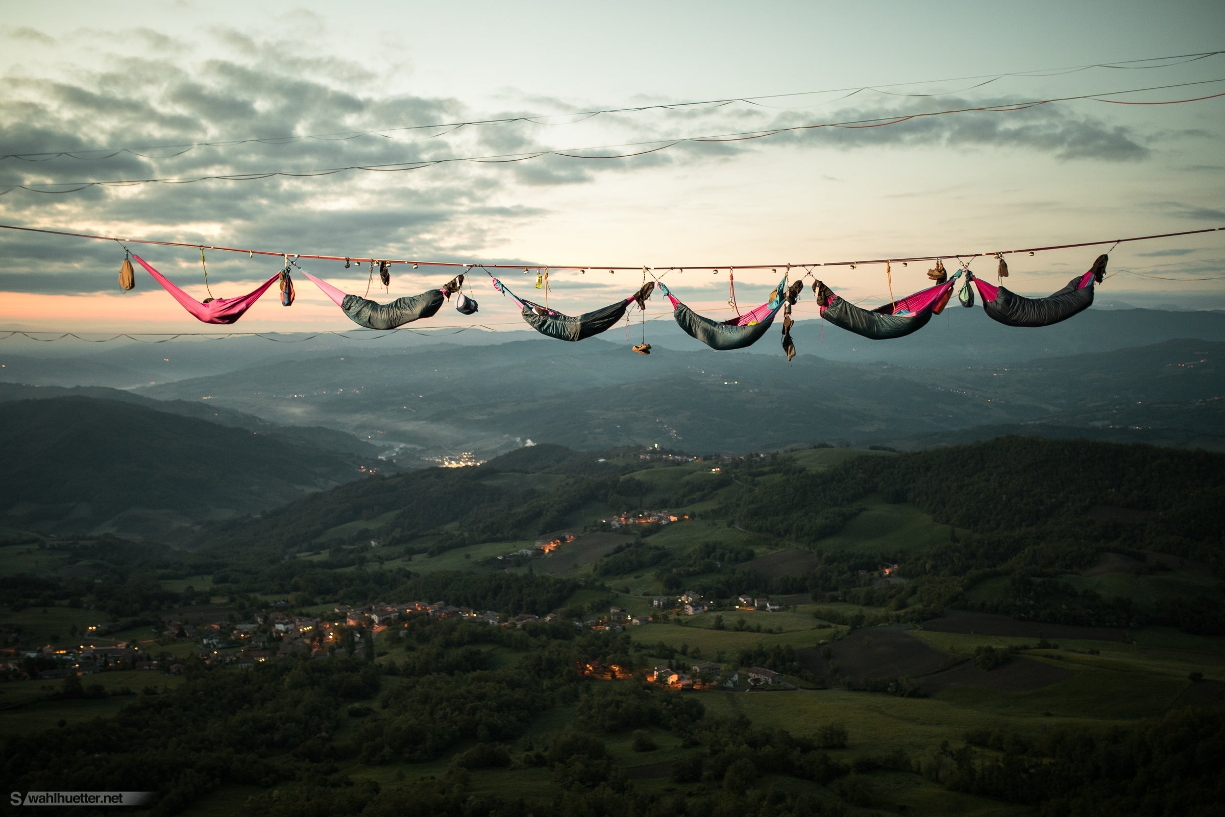 Hanging High – Spektakuläre Hängematten-Installation in Italien