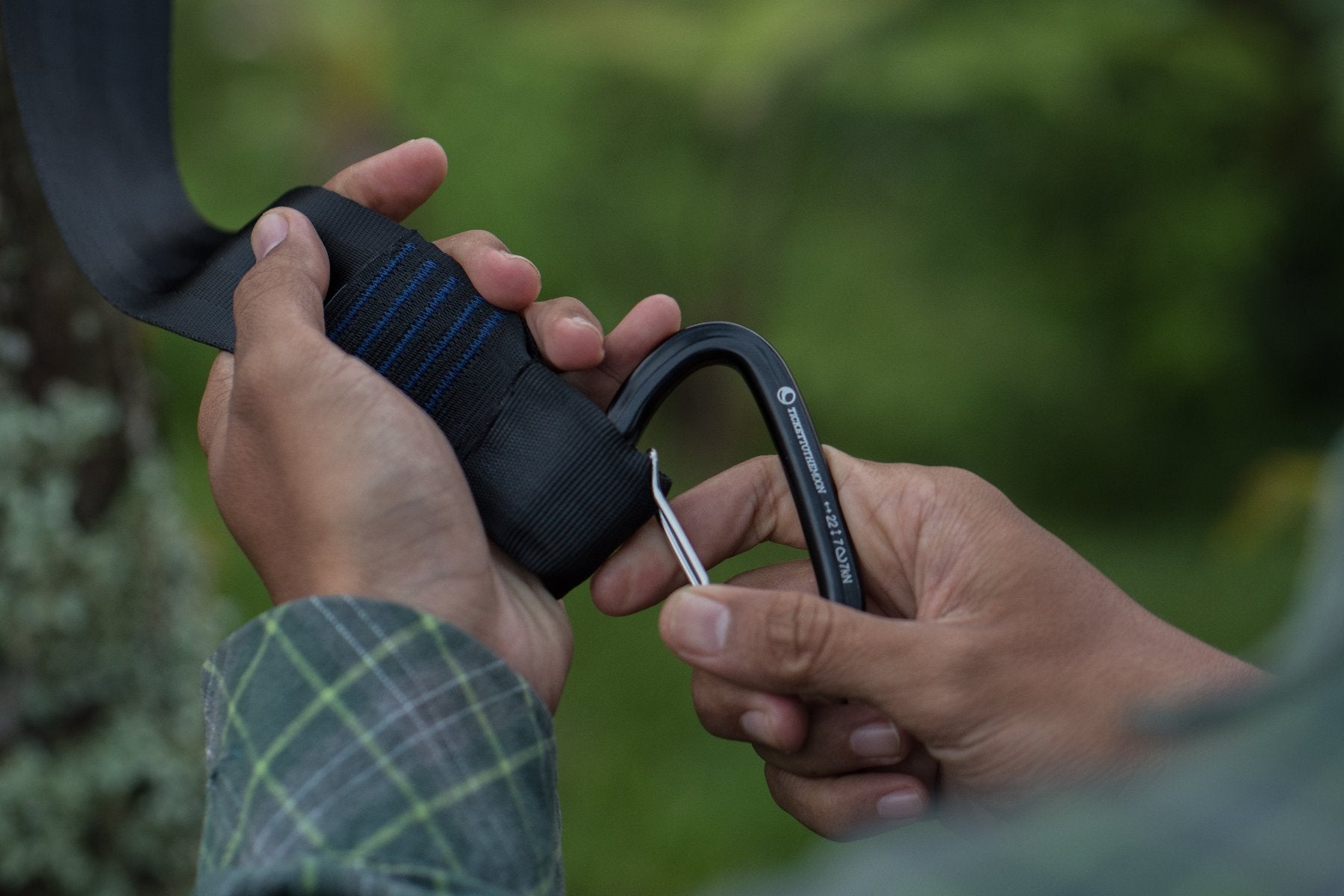 Nahaufnahme eines Ticket to the Moon Garden Straps mit verstärkter Schlaufe, in die ein Karabiner eingehängt wird.