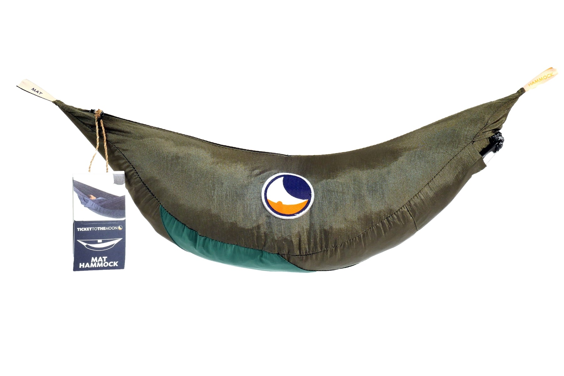 Eine Ticket to the Moon Mat Hammock in der Farbe Forest Green mit integriertem Fach für eine Isomatte, inklusive seitlich hängendem Informations-Tag vor weißem Hintergrund.