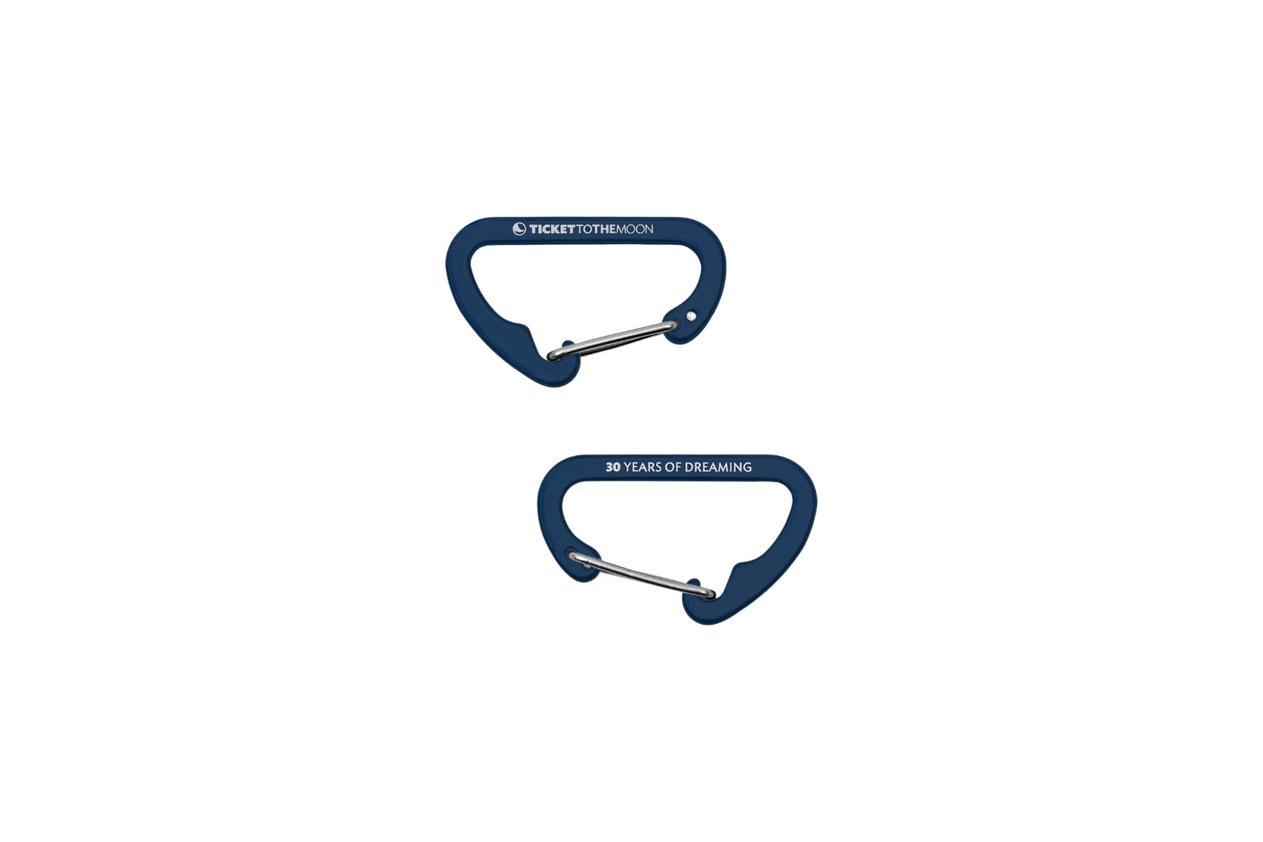 Zwei dunkelblaue Mini-Karabiner von Ticket to the Moon vor weißem Hintergrund. Ein Karabiner zeigt das Markenlogo, der andere die Jubiläumsgravur „30 YEARS OF DREAMING“.