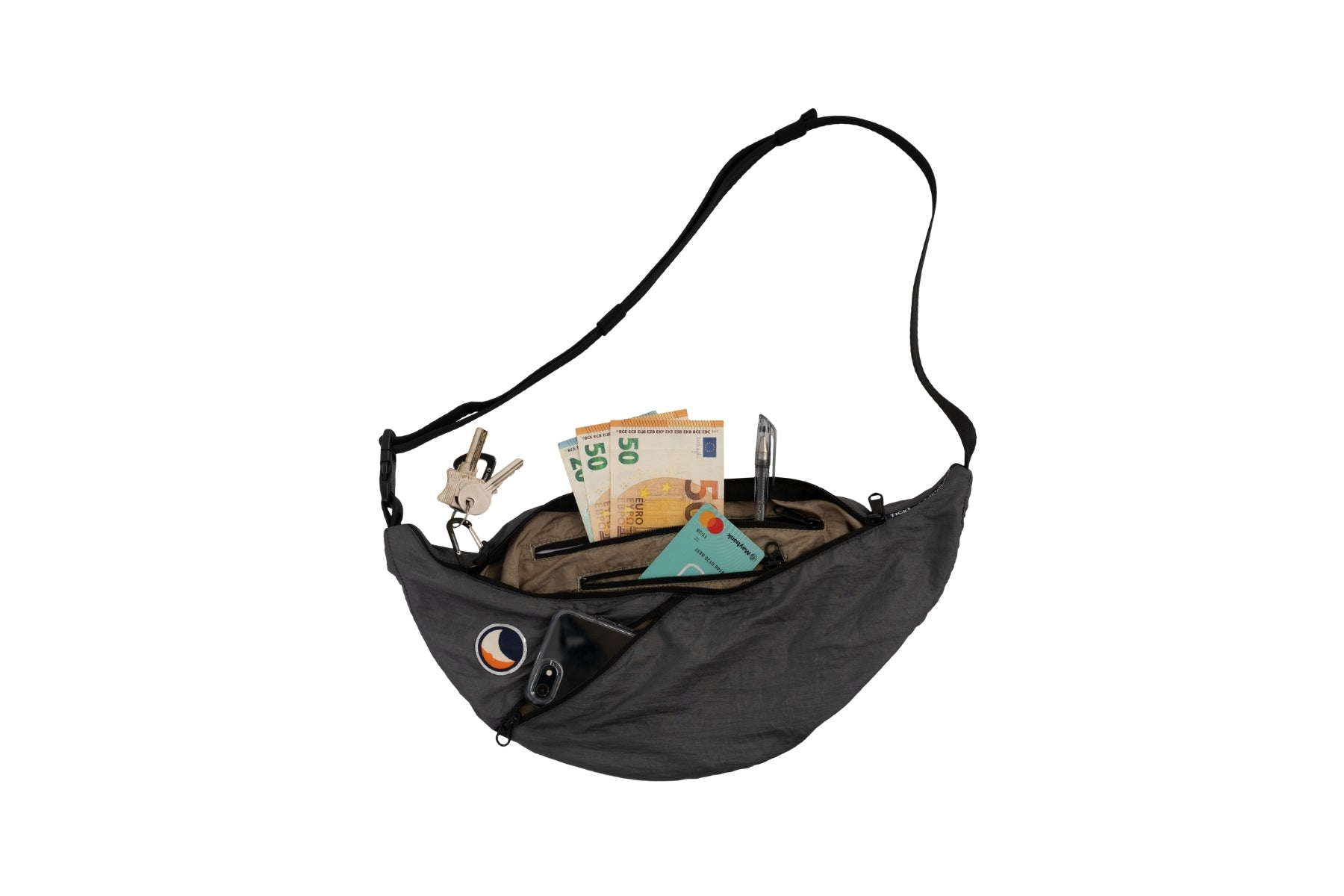 Geöffnete Ticket to the Moon Sling Bag Basic in Dark Grey aus Fallschirmnylon; zeigt hohes Fassungsvermögen durch verstautes Smartphone, Portemonnaie und Zubehör im wetterfesten Nylon-Hauptfach.