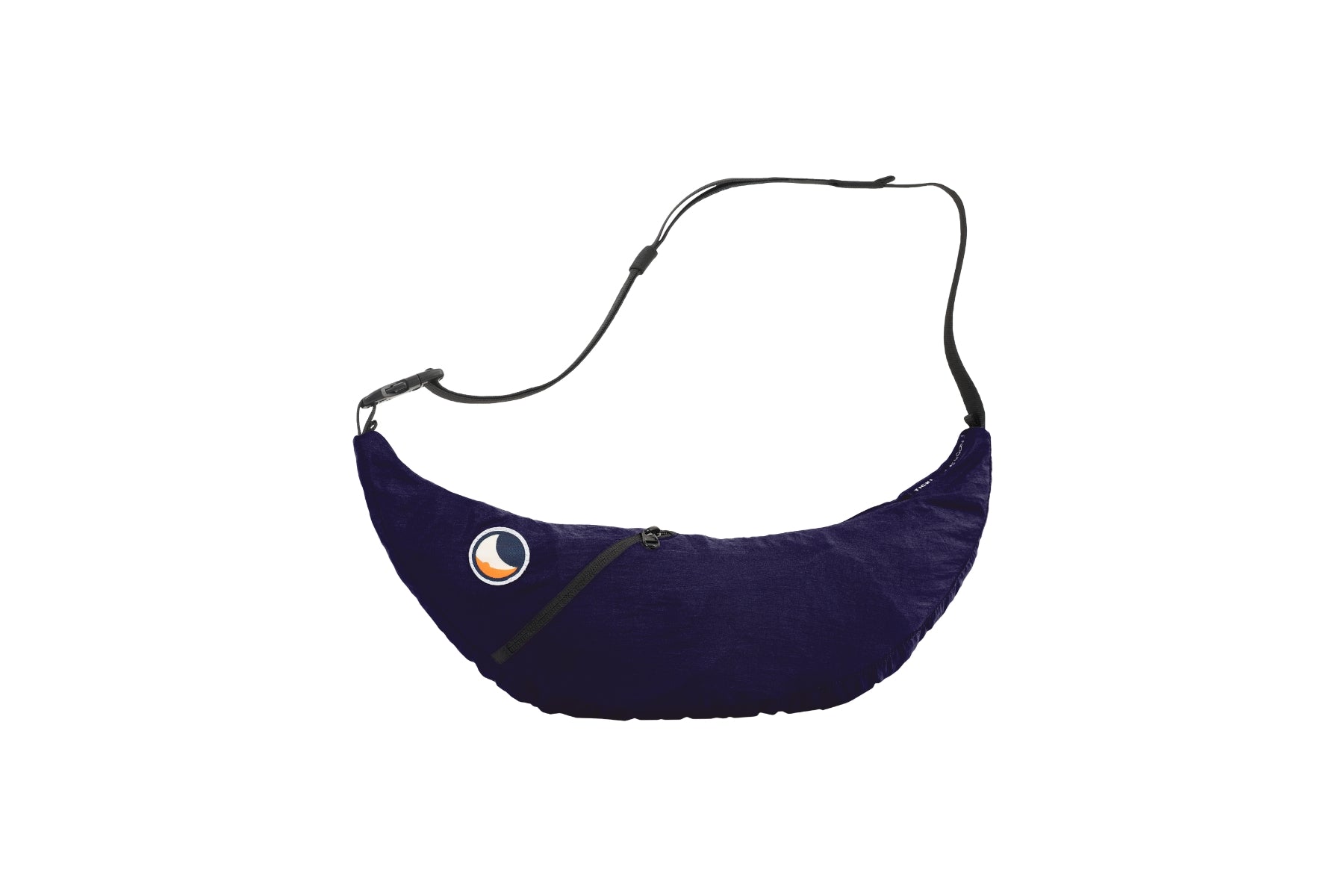 Dunkelblaue (Navy Blue) Sling Bag von Ticket to the Moon in der Außenansicht vor weißem Hintergrund. Zu sehen sind das Markenlogo, ein diagonaler Reißverschluss und der schwarze Tragegurt mit Klick-Verschluss.
