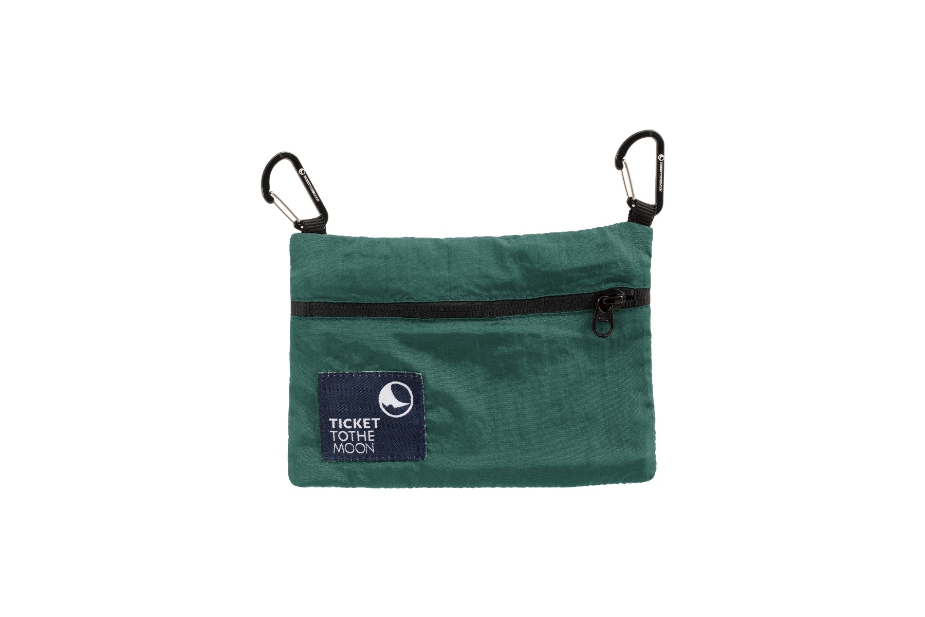 Eine kleine, rechteckige Ticket to the Moon Travel Pouch aus grünem Fallschirmstoff. Die Tasche zeigt ein schwarzes Logo-Patch, einen schwarzen Reißverschluss und zwei schwarze Mini-Karabiner an den oberen Ecken.