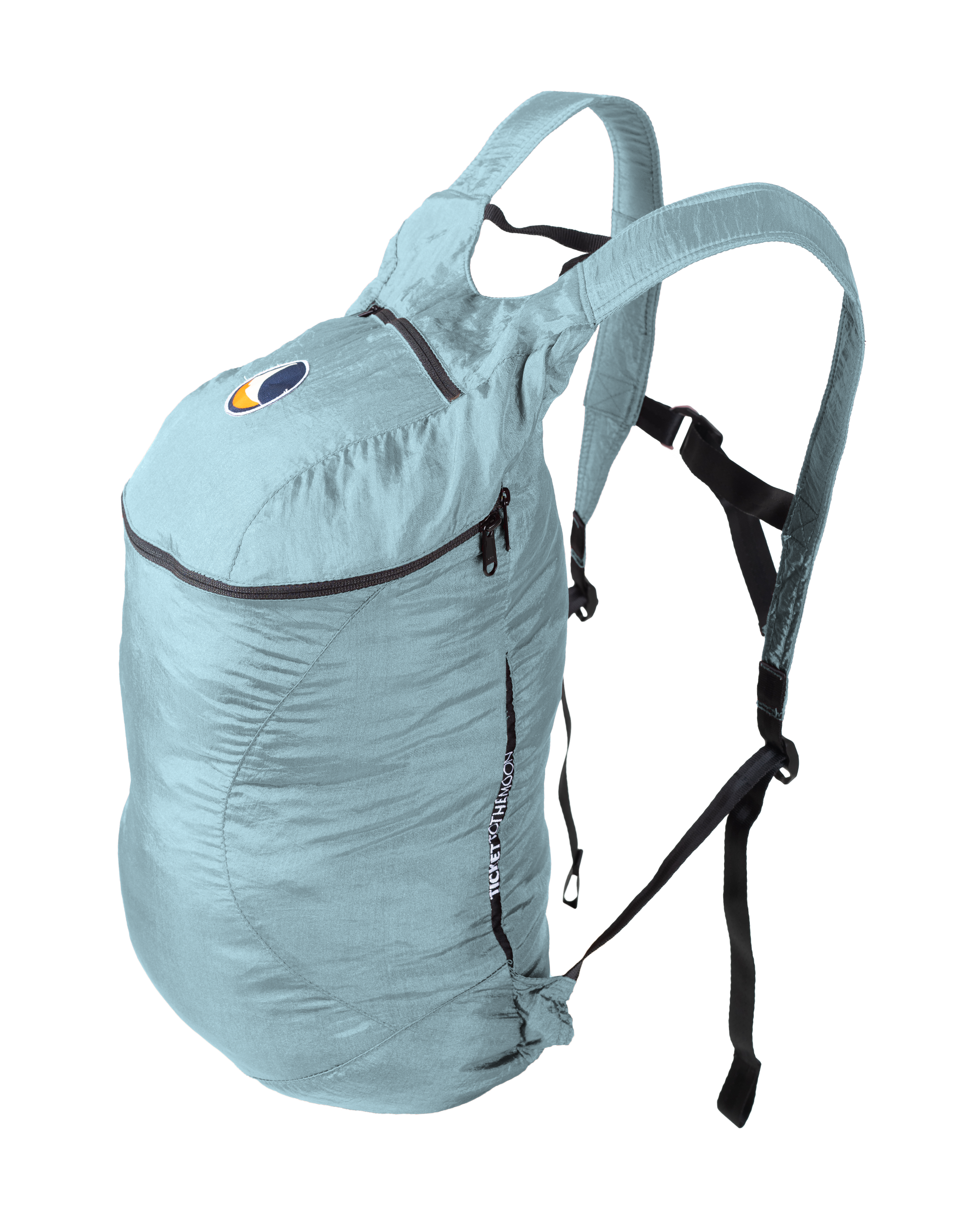 Freigestellter Backpack Plus Premium von Ticket to the Moon in ice blue Ausführung mit schwarzem Reißverschluss und Logo auf der Front – leichter Tagesrucksack für unterwegs.