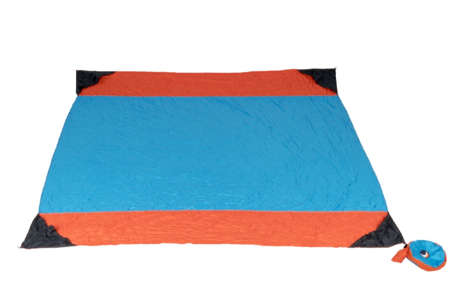 Rechteckige Stranddecke in blau mit schwarzen Ecken und roten Streifen, vollständig ausgebreitet und integrierter runder Tasche in der Ecke sichtbar.