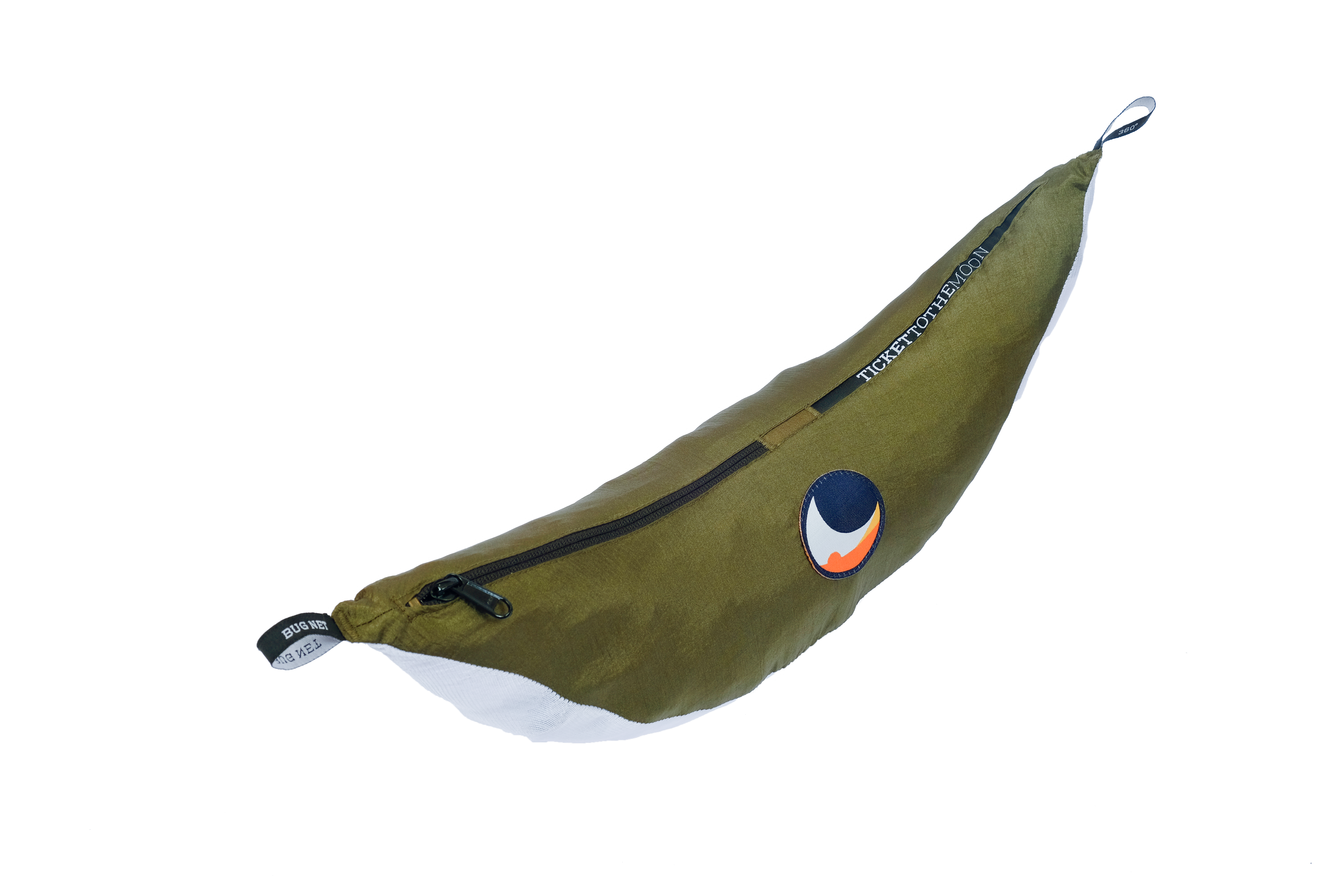 Verpackte 360° Mückennetz-Hülle in olivgrüner Tasche mit Reißverschluss, Schlaufe und Ticket to the Moon Logo sichtbar, freigestellt vor transparentem Hintergrund