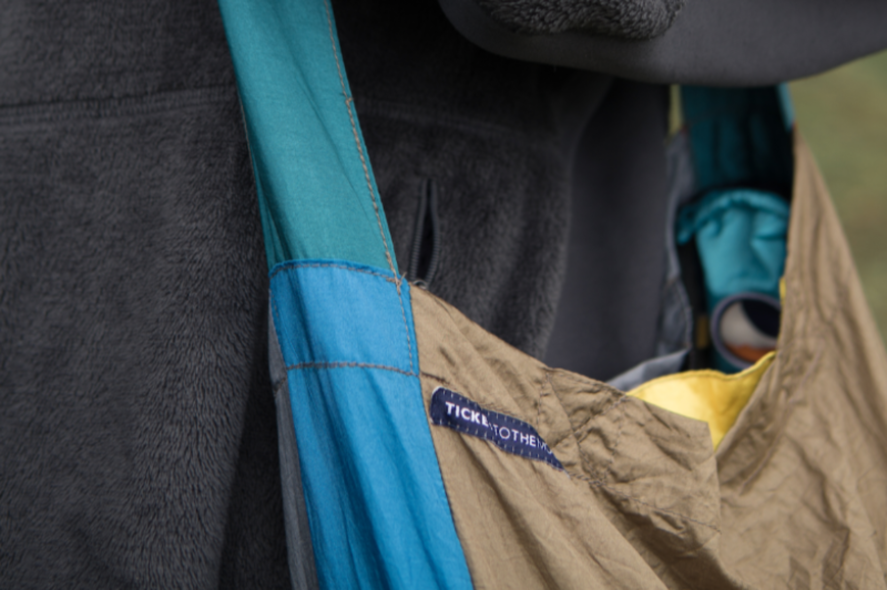 Detailansicht des ECO BAG Large – nachhaltige Einkaufstasche mit Ticket to the Moon Logo, farbenfroh und robust.