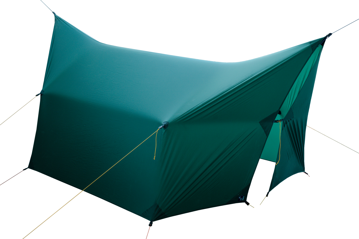 FULLMOON TARP als A-Frame-Zelt aufgebaut – vollständiger Rundumschutz bei starkem Wind und Regen. Ideal für anspruchsvolle Wetterbedingungen.