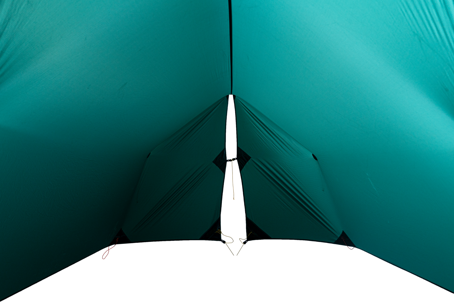 Detailansicht des FULLMOON TARP mit geschlossenem Vorderteil – idealer Schutz vor Wind, Regen und neugierigen Blicken.