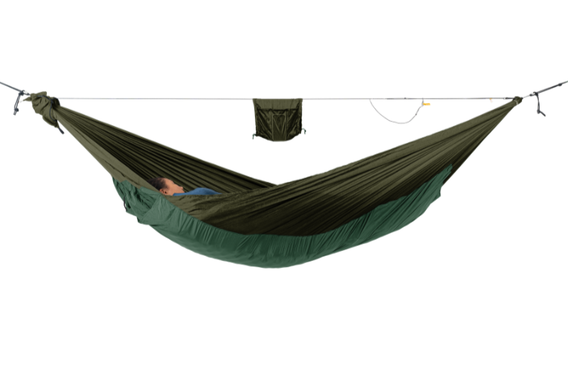 Dunkelgrüne Hängematte mit abgestimmtem Underquilt und schlafender Person, freigestellt vor transparentem Hintergrund – inklusive aufgehängtem Organizer.