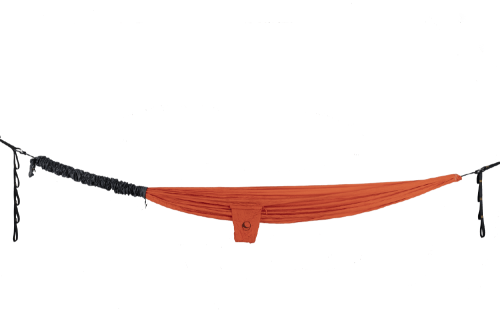 Teilweise geöffnete schwarze Hammock Sleeve an orangefarbener Hängematte, aufgehängt mit Daisy-Chains, freigestellt vor weißem Hintergrund