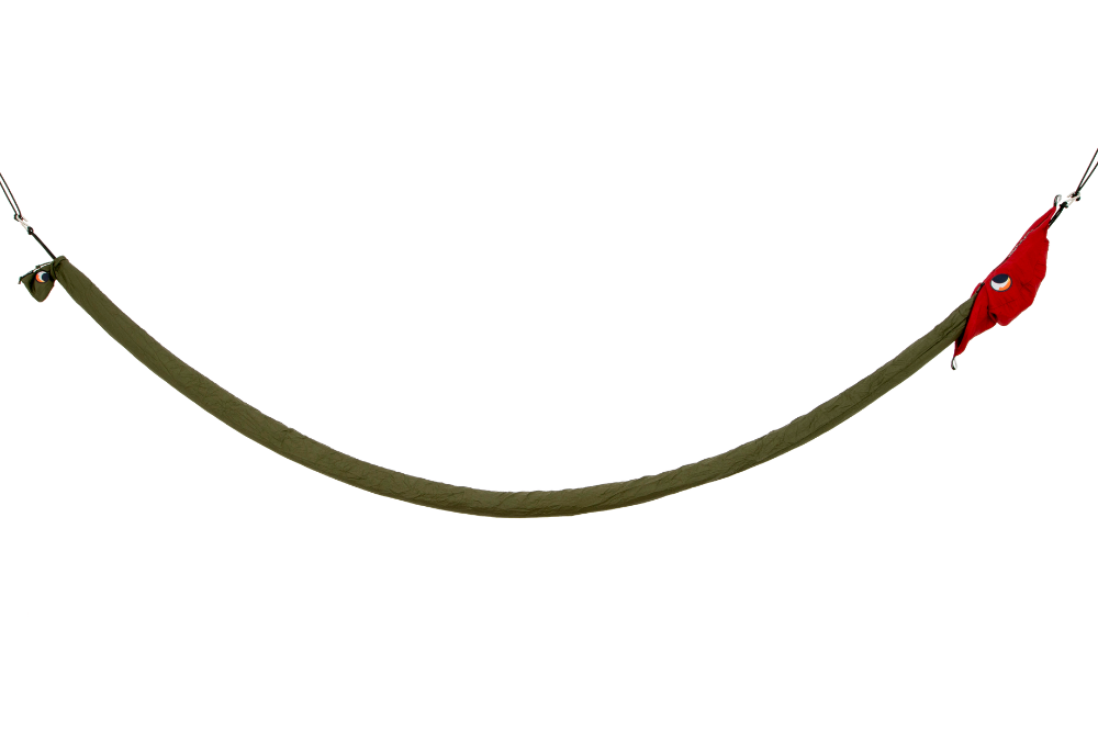 Olivgrün verpackte Hängematte in Hammock Sleeve mit leuchtend rotem Packsack an einem Ende, freigestellt vor transparentem Hintergrund