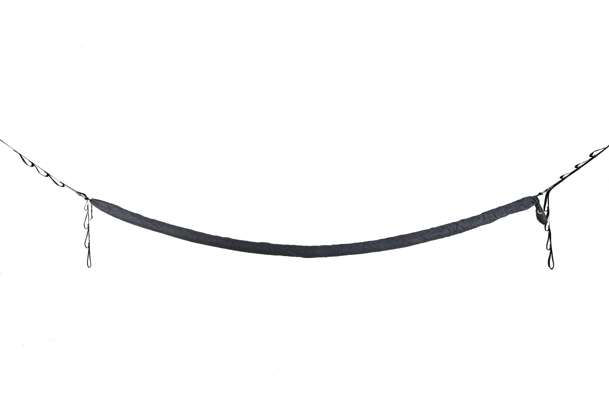 Schwarze Hammock Sleeve vollständig geschlossen über Hängematte gespannt, aufgehängt zwischen zwei Daisy-Chains, freigestellt vor weißem Hintergrund