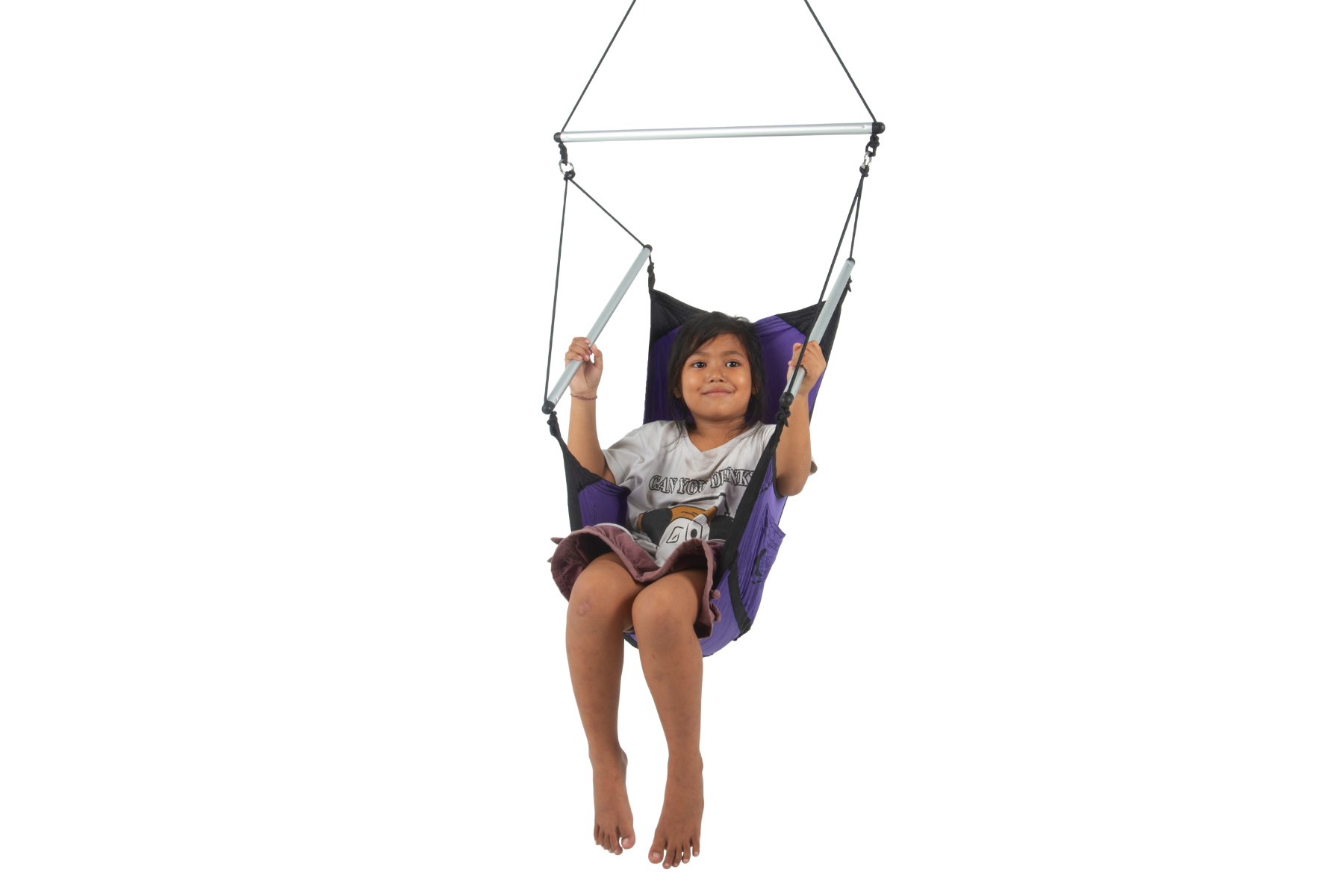 Kind sitzt fröhlich im MINI MOON CHAIR – einem leichten Hängestuhl mit Metallstreben, ideal für Kinder und unterwegs.
