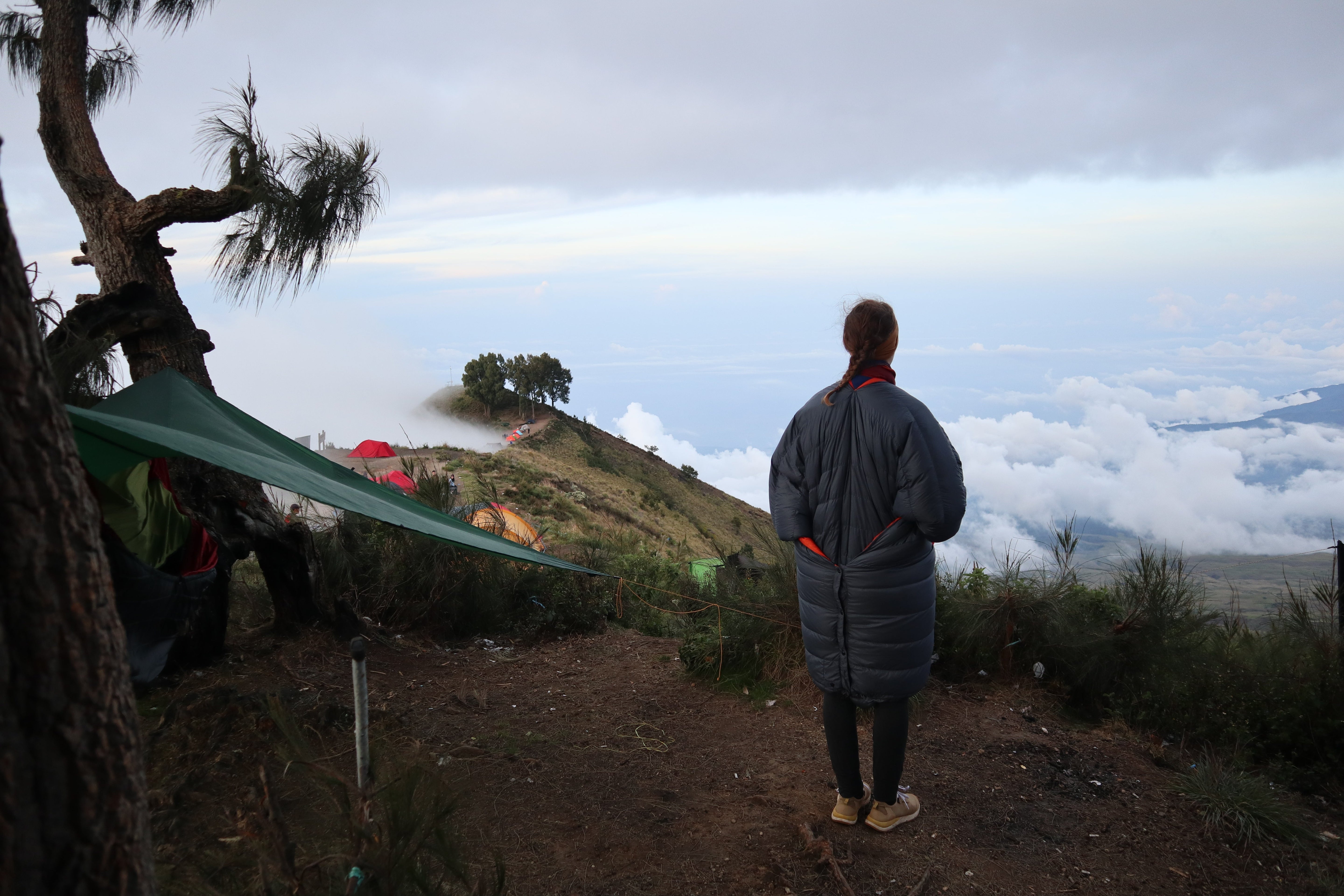 Person mit Moonblanket von Ticket to the Moon beim Sonnenaufgang am Berg – perfekte Outdoor-Decke fürs Camping