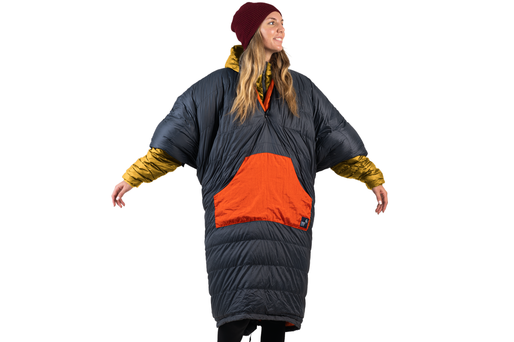 Frau trägt die Moonblanket von Ticket to the Moon – warme, tragbare Outdoor-Decke mit Kapuze und großer Fronttasche
