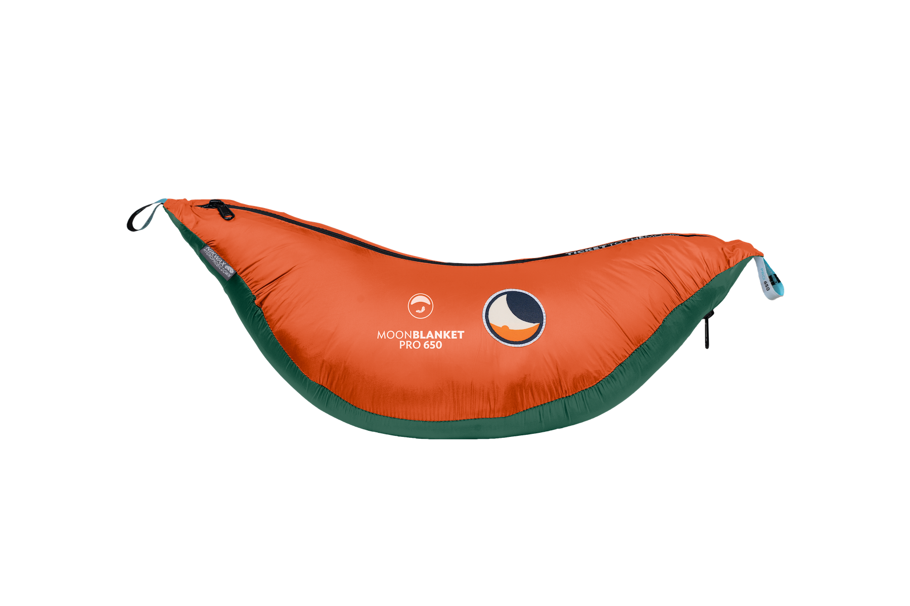 Moonblanket Pro 650 von Ticket to the Moon in einer orange und grünen Hülle, isoliert für den Outdoor-Einsatz