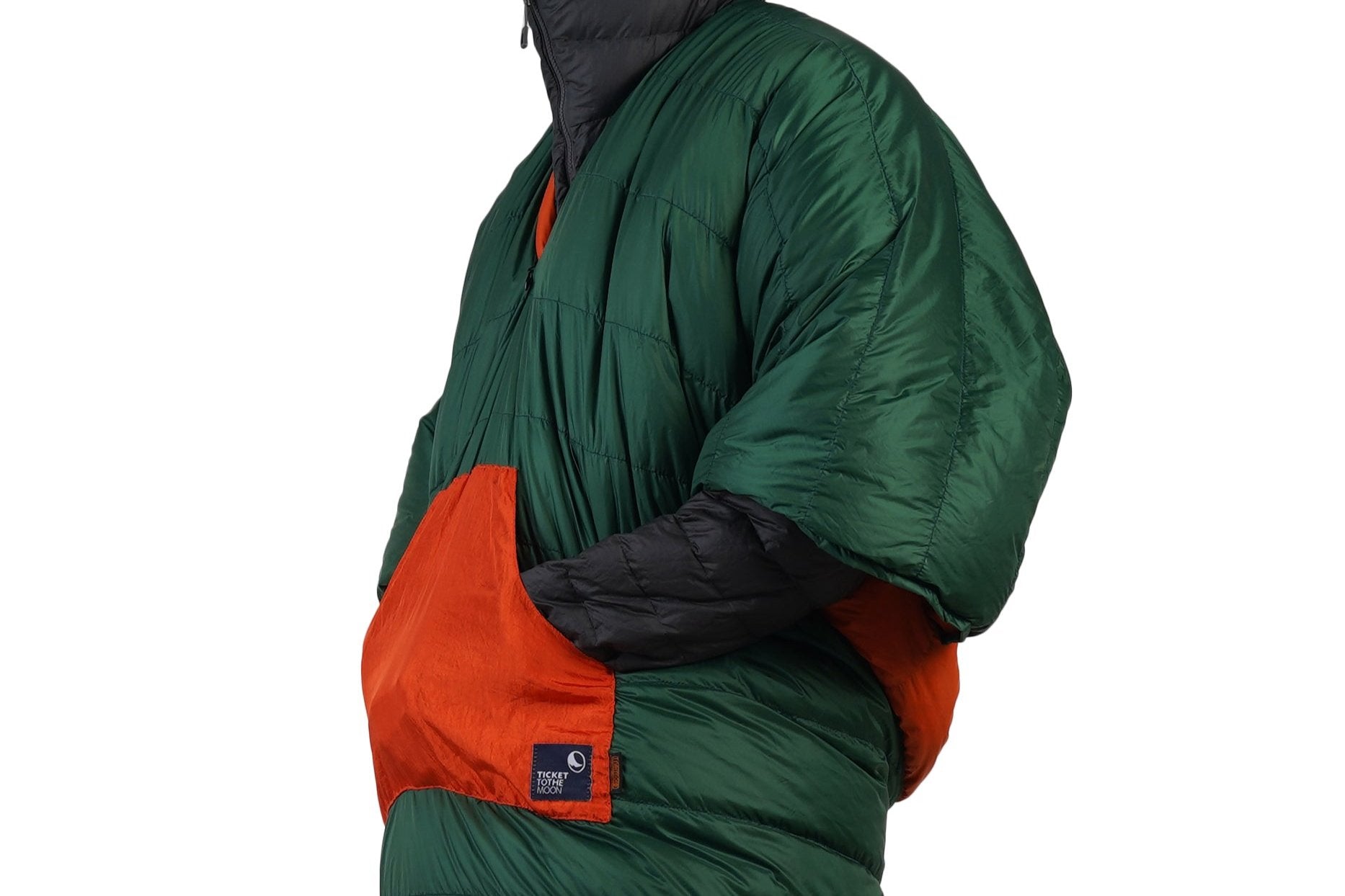 Moonblanket von Ticket to the Moon, grünes Outdoor-Poncho mit orangefarbenem Einsatz, getragen in der Natur