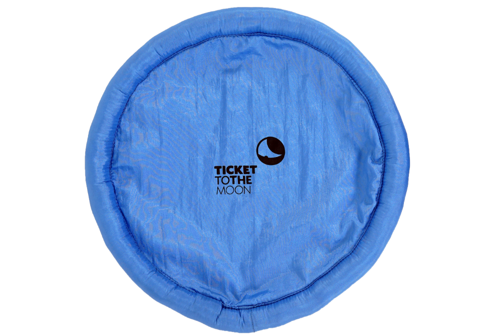 Runde blaue Wurfscheibe aus Stoff mit „Ticket to the Moon“-Logo, frontal aufgenommen.