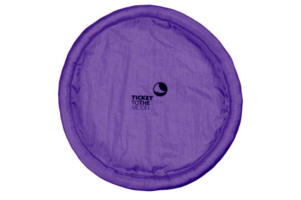 Runde lilane Wurfscheibe aus Stoff mit „Ticket to the Moon“-Logo, frontal aufgenommen.