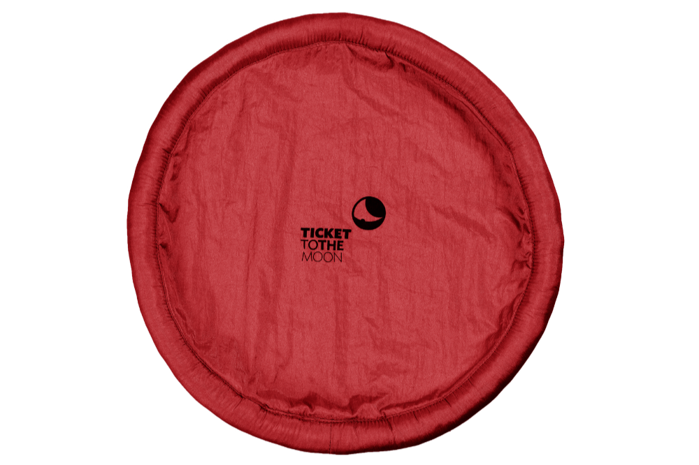 Runde rote Wurfscheibe aus Stoff mit „Ticket to the Moon“-Logo, frontal aufgenommen.