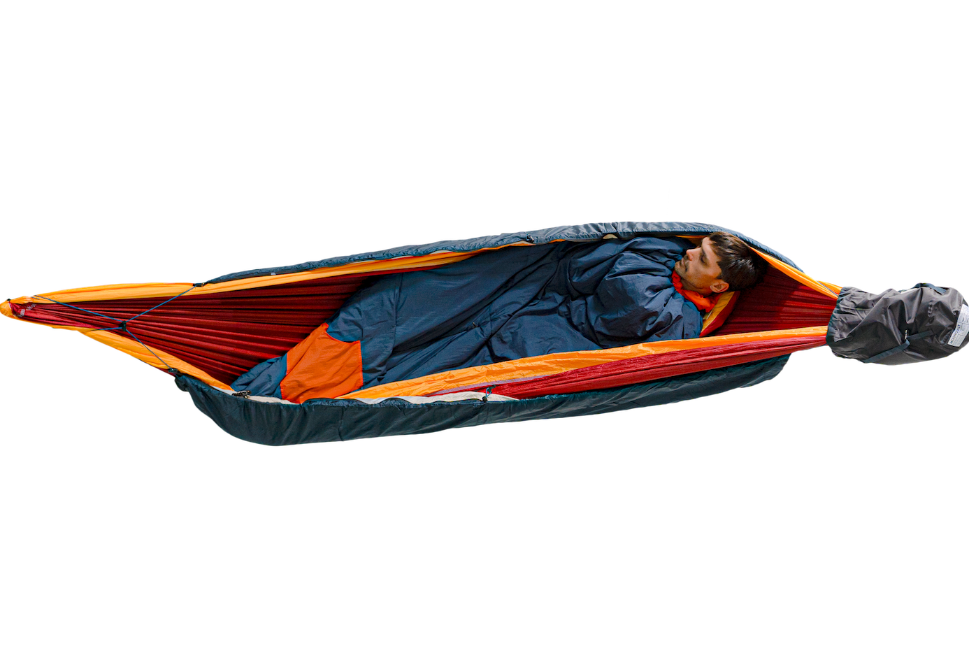 Mann schläft eingehüllt im MOONQUILT in einer Hängematte – vollständiger Kälteschutz bei Outdoor-Übernachtung.