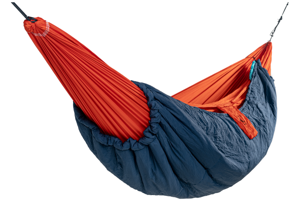 MOONQUILT PRO 850 in Dunkelblau an orangefarbener Hängematte – isolierende Daunenhülle für kalte Outdoor-Nächte.
