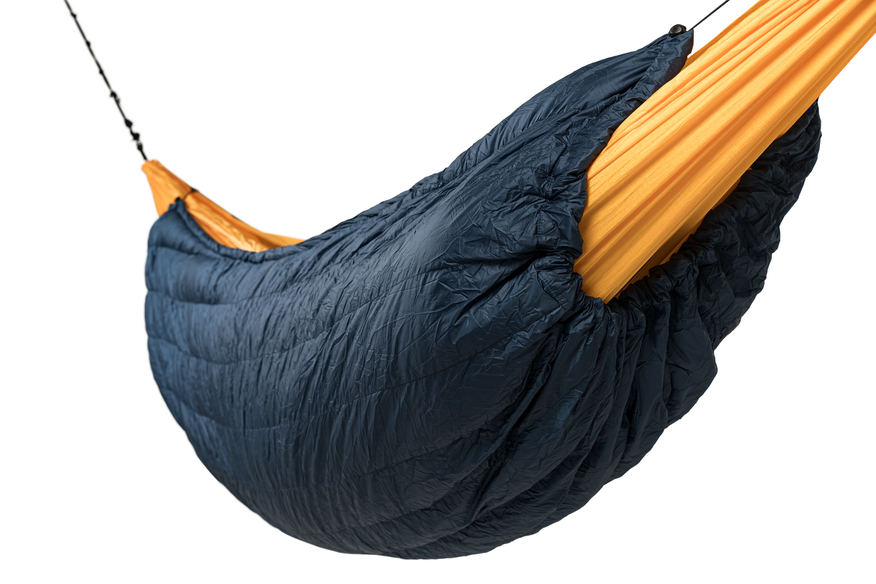 MoonQuilt Pro 850 Daunen-Unterquilt an einer Hängematte befestigt – idealer Kälteschutz für Outdoor-Nächte bis -2°C.