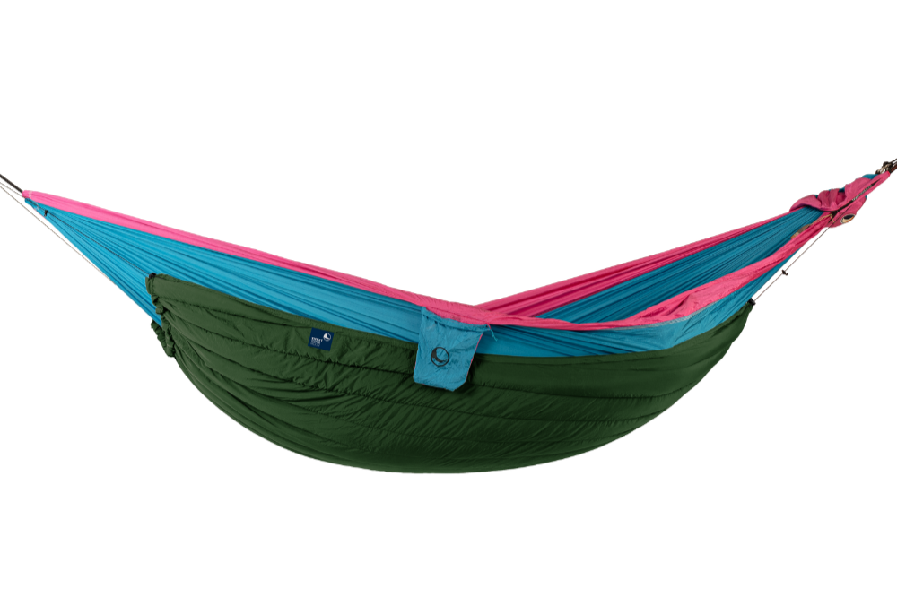 MOONQUILT PRO 850 an einer pink-blau-grünen Hängematte – perfekter Kälteschutz für Nächte unter freiem Himmel.
