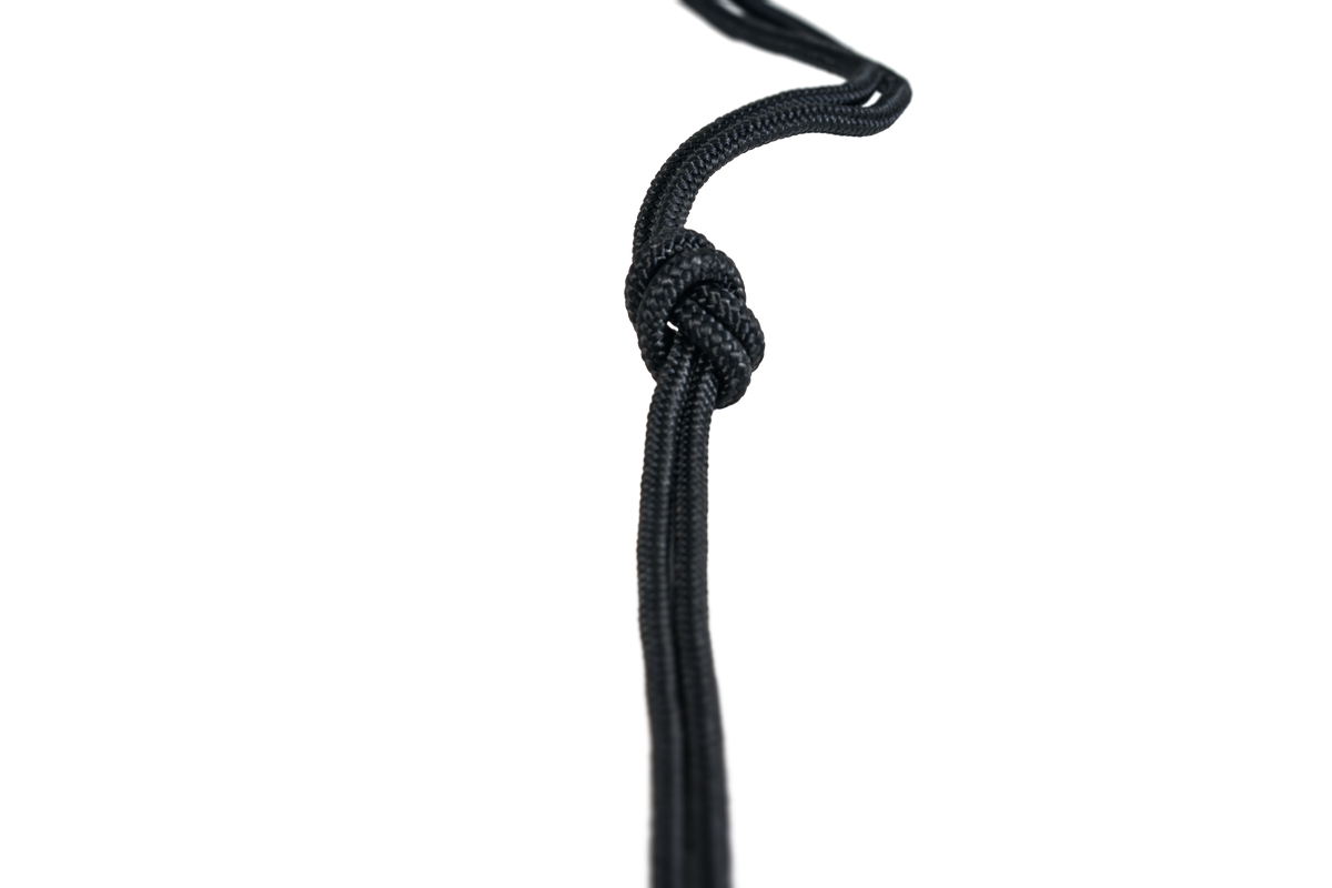 Nahaufnahme eines vorgeknoteten schwarzen NAUTICAL ROPES Seils